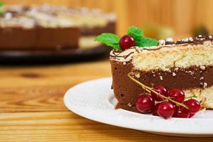 bolo de leite de pombo em fundo de madeira foto