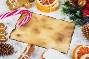 doces de natal, biscoitos de gengibre em fundo de madeira. fundo de natal foto