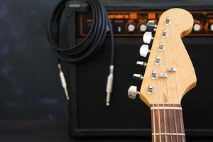 guitarra elétrica em fundo escuro foto