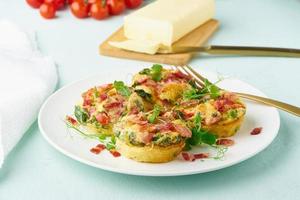 muffin de ovo assado com bacon e tomate, dieta cetogênica, closeup moderno pastel foto