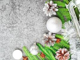 Natal e feliz ano novo fundo de pedra cinza. vista superior, copie o espaço, estilo militar. foto