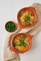 sopa de galinha saudável com legumes e macarrão de arroz, dieta fodmap dash, vista superior foto
