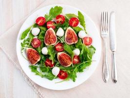 salada fresca com figos, tomates, pepinos, rúcula, mussarela. azeite com especiarias, foto