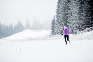 mulher correndo, corrida de inverno inspiração e motivação