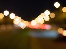 luzes da cidade noturna, bokeh da luz dos faróis dos carros, estradas, luzes foto