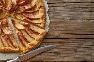 torta de maçã, galette com frutas, doces na velha mesa rústica de madeira. parte da torta, copie o espaço foto