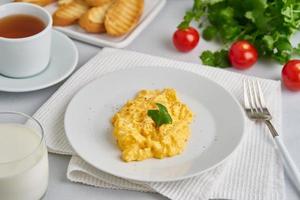 ovos mexidos, omelete, vista lateral. café da manhã com ovos fritos, copo de leite