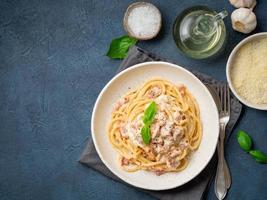 macarrão à carbonara. espaguete com pancetta, ovo, queijo parmesão foto