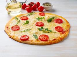 pizza italiana caseira quente margherita com mussarela e tomate foto