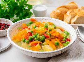 sopa de legumes, prato vegetariano de primavera brilhante. foto