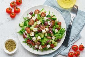 salada grega com queijo feta e tomate, dieta alimentar na vista superior de fundo branco foto