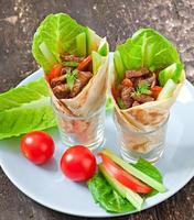 wraps de tortilha com carne e legumes frescos foto