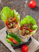 wraps de tortilha com carne e legumes frescos foto