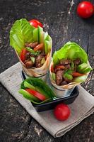 wraps de tortilha com carne e legumes frescos foto