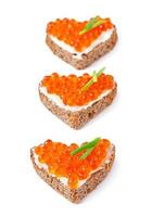 sanduíche com caviar vermelho em forma de coração foto