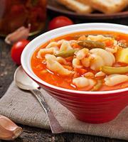 minestrone, sopa de legumes italiana com macarrão foto