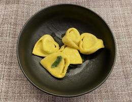 tortelloni alla sálvia. tortelloni italiano tradicional com molho de manteiga e sálvia. foto