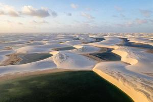 Parque Nacional dos Lençóis Maranhenses. paisagem de dunas e lagos de águas pluviais. barreirinhas, ma, brasil. foto