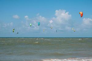 praia do cumbuco, lugar famoso perto de fortaleza, ceara, brasil. praia do cumbuco cheia de praticantes de kitesurf. lugares mais populares para a prática de kitesurf no brasil, os ventos são bons o ano todo. foto