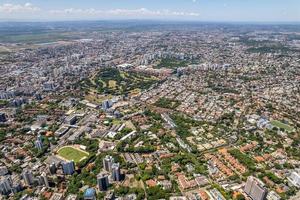 vista aérea de porto alegre, rs, brasil. foto aérea da maior cidade do sul do brasil.