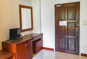 elegante tailandês quarto de hotel porta de madeira e móveis phuket tailândia. foto