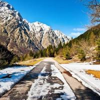estrada nos Alpes