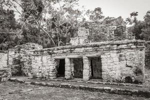 antigo local maia com templo ruínas pirâmides artefatos muyil méxico. foto