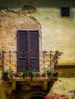 pienza, toscana. Itália, 2013. varanda de um prédio antigo foto