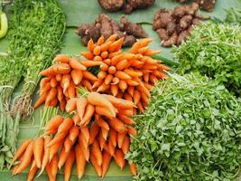 close-up de cenouras orgânicas frescas para venda no mercado foto