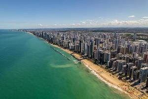 vista aérea da praia de boa viagem em recife, capital de pernambuco, brasil. foto