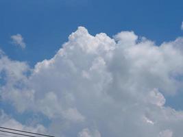 cumulus nuvens brancas no fundo natural do céu azul bela natureza espaço para escrever foto