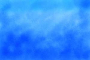 abstrato em aquarela. textura pintada à mão em lavagem colorida de cor azul pastel com nuvens embaçadas para texto, letras, design de cartões, cartão de convite, modelo. foto