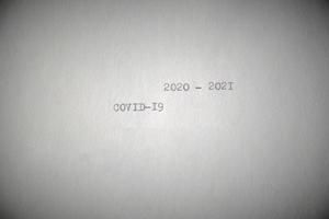 a inscrição covid-19, 2019-2020 é impressa em uma folha branca com uma máquina de escrever. foto