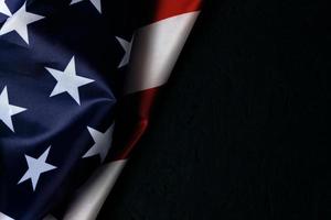 bandeira dos estados unidos da américa com um lugar para o fundo preto inscription.usa. foto