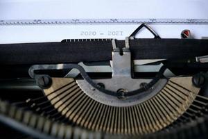 máquina de escrever antiga, os anos 2000 e 2001 estão impressos em uma folha. foto