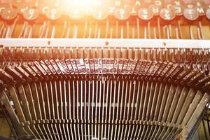 mecanismo de digitação de grevistas com o alfabeto inglês em um antigo brilho retrô typewriter.solar. foto