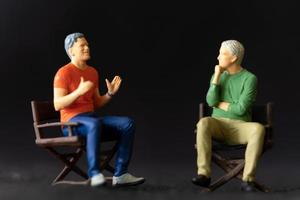 terapeuta de pessoas em miniatura e paciente conversando juntos foto
