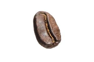 grãos de café fecham em fundo branco, espresso escuro foto