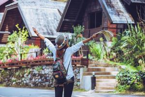 mulher viajante de liberdade em pé com levantou um livro nos braços da mão e desfrutando de uma bela natureza. espaço para texto. foto