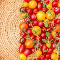 tomates coloridos sortidos foto