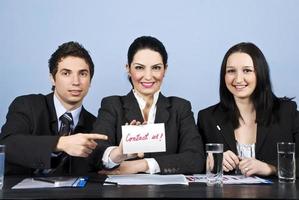 equipe de pessoas de negócios com mensagem de contato foto