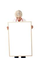 mulher sênior segurando cartaz em branco foto