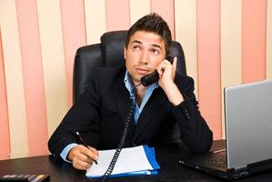 homem de negócios pensativo falando no telefone foto