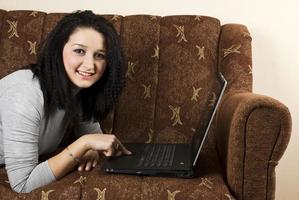 fêmea adolescente com laptop em casa foto