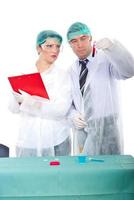 dois pesquisadores com tubo de sangue em laboratório foto