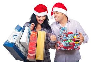 casal de natal satisfeito com suas coisas de compra foto