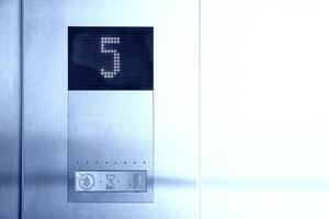 no display lcd do elevador de metal mostra o número do quinto andar foto