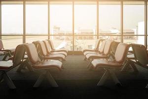 sala de embarque com cadeiras vazias no terminal do aeroporto, área de espera foto