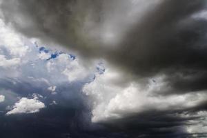 nuvens escuras antes da tempestade de chuva. fundo natural foto