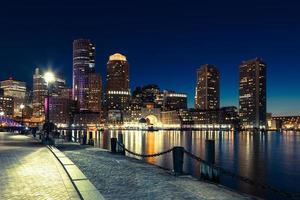 skyline de boston à noite - massachusetts - eua
